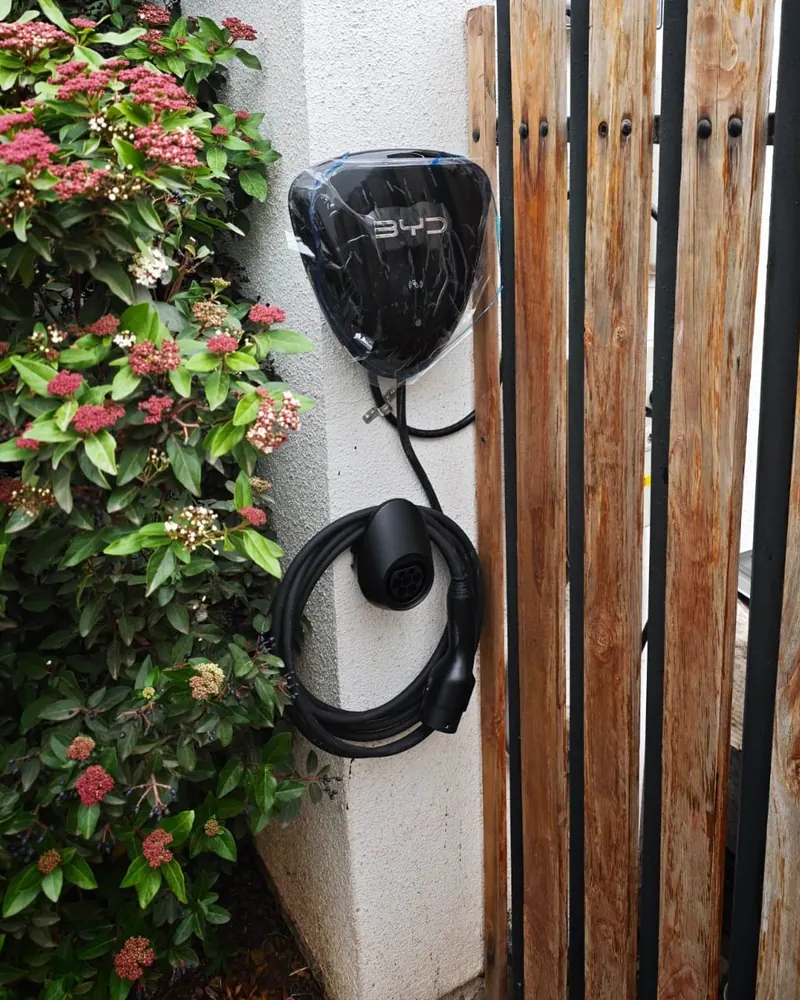 Cargador BYD instalado en el muro de entrada de una casa