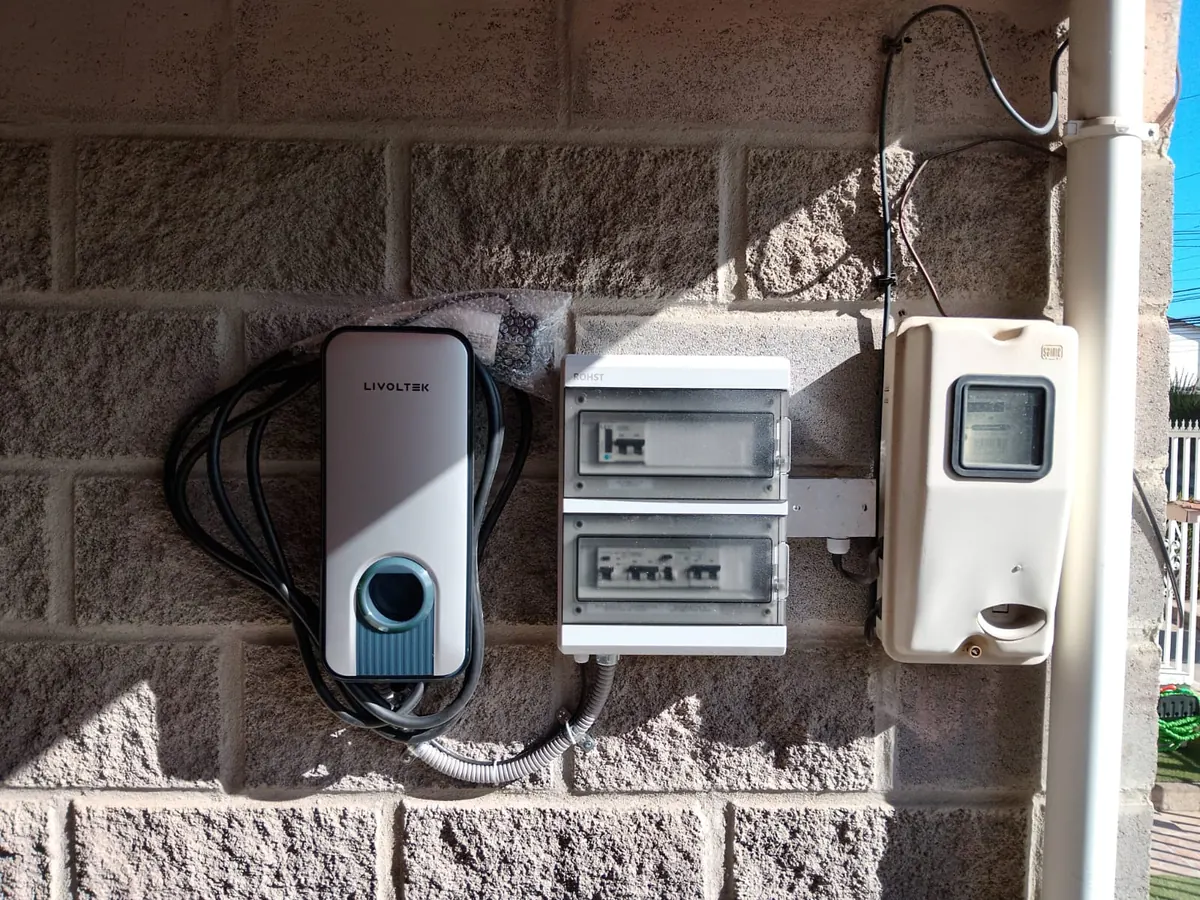 Cargador Livoltek para auto eléctrico junto a su tablero dedicado con protecciones