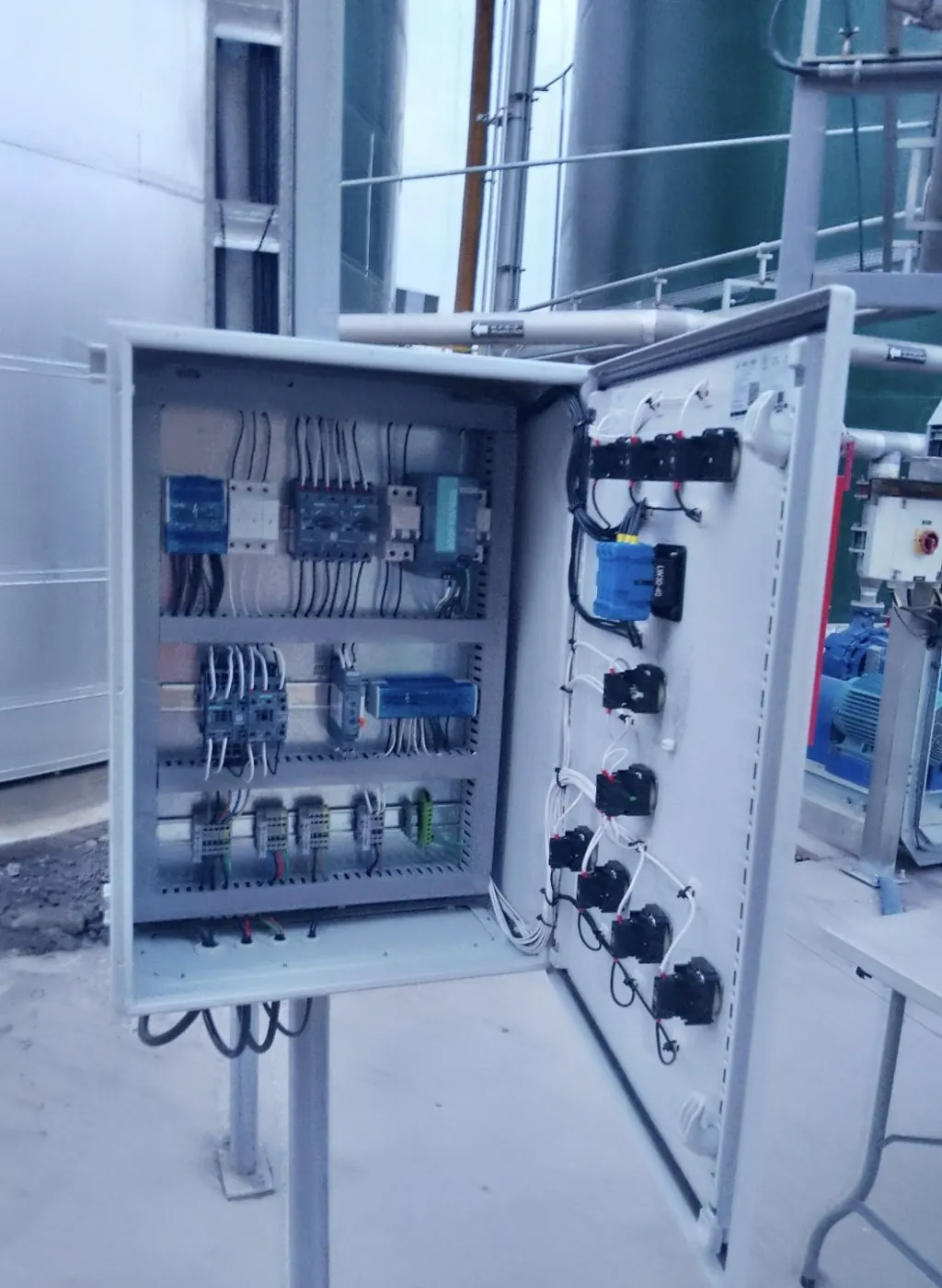 Tablero de control para dos bombas, abierto, con selectores y pilotos en la puerta