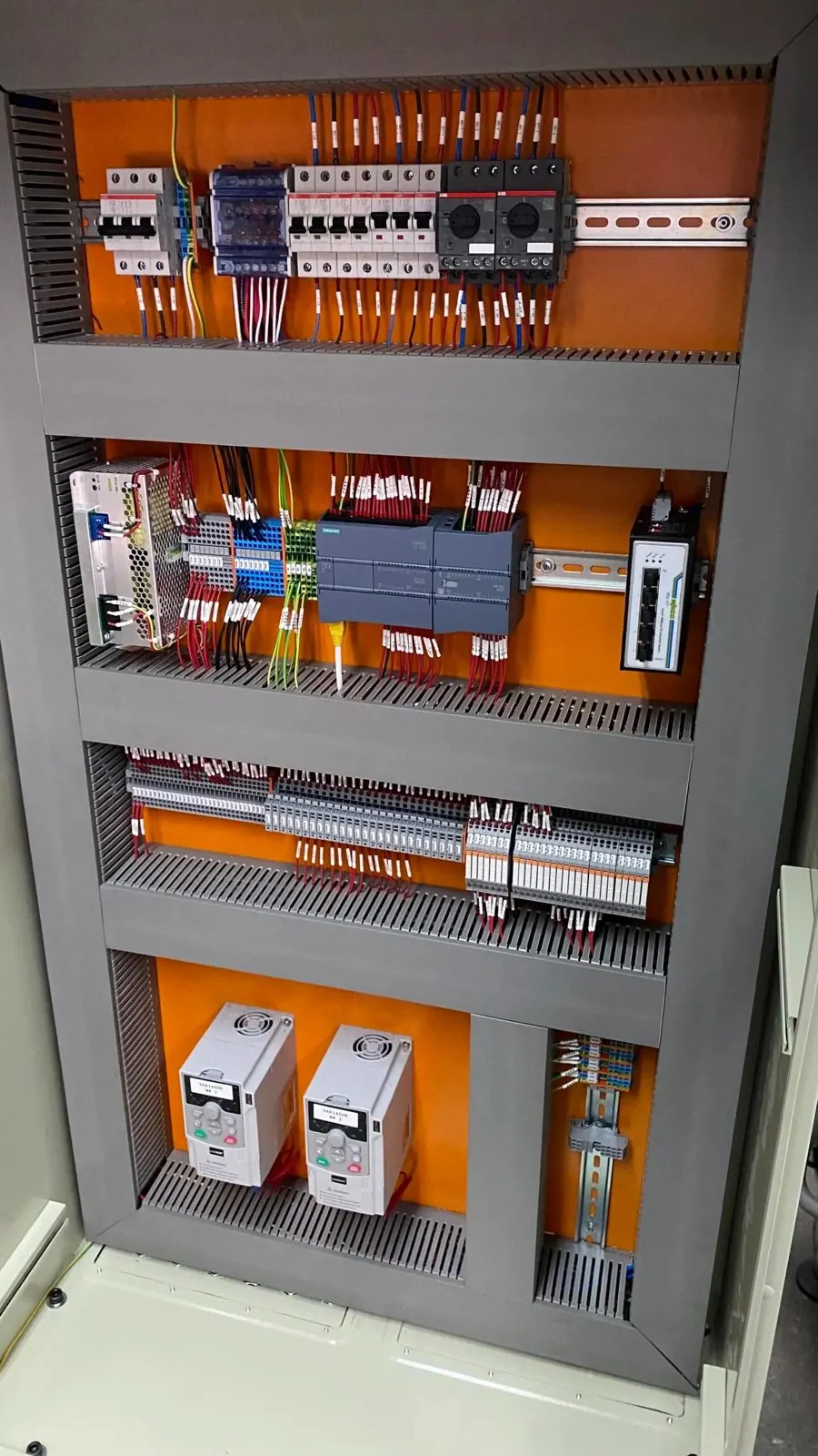 Tablero de control armado por MAUCEN con PLC y variadores de frecuencia